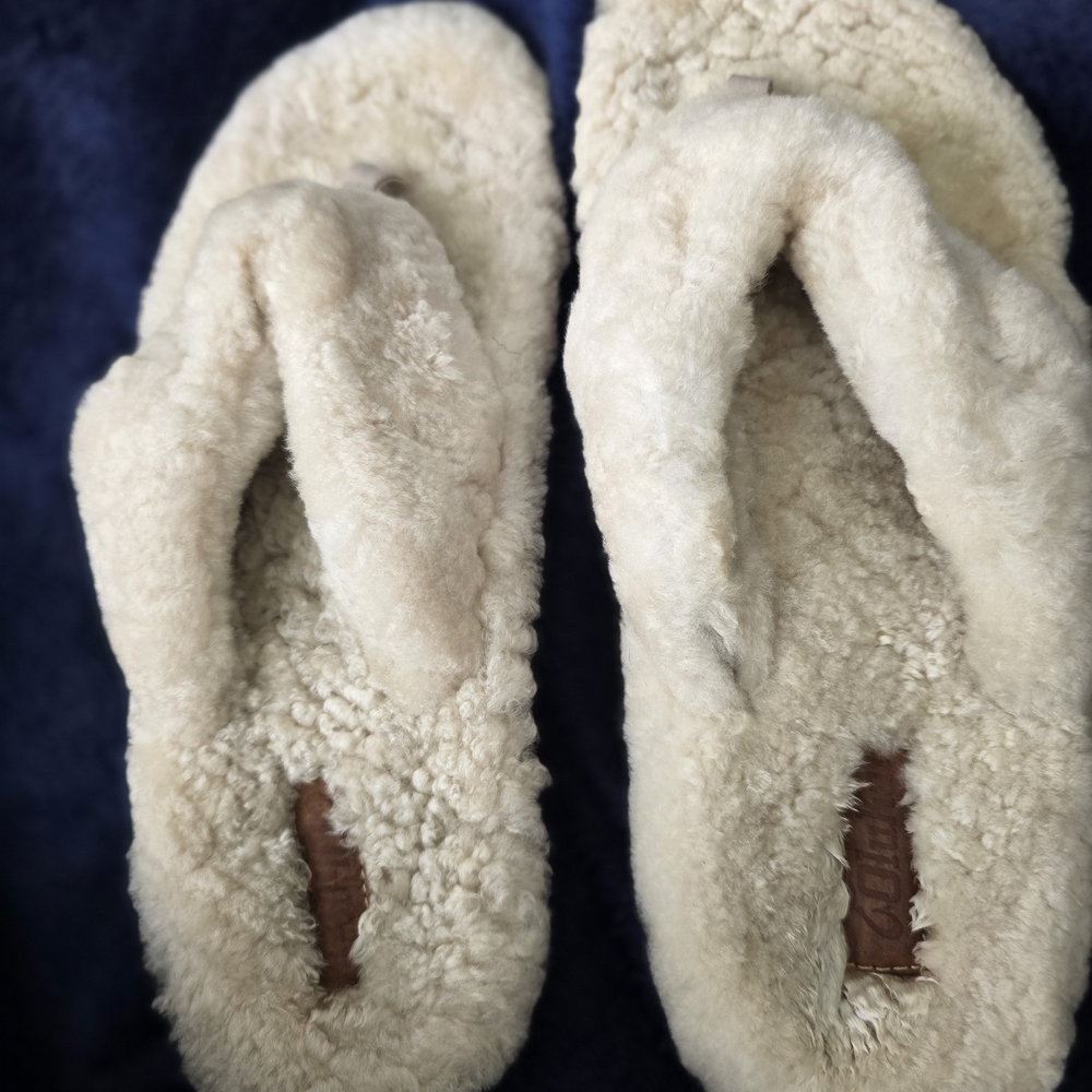 OluKai Sherpa Sandals 10 EUC